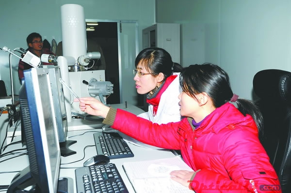 博士研究生在分析測試中心利用共享平臺儀器進行實驗