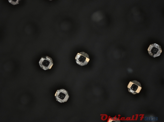 調(diào)整一下焦距和放大倍數(shù)