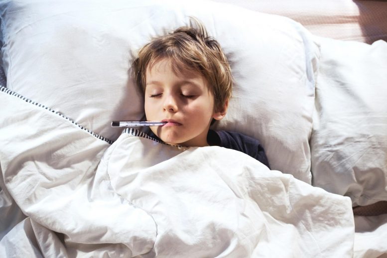 帶溫度計(jì)躺在床上的孩子